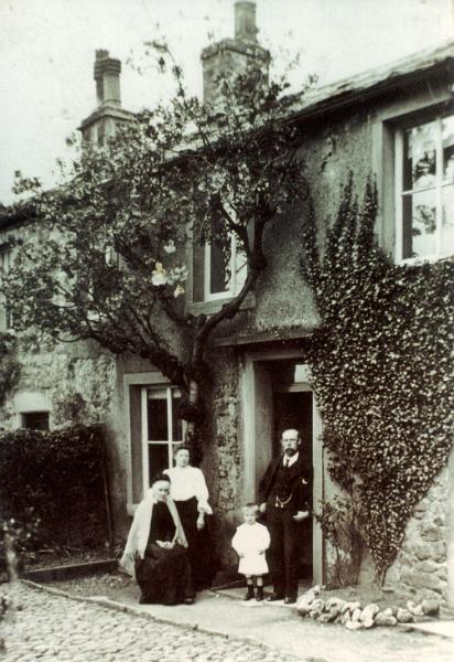 Thompson Paradise Sq 1908.JPG - The Thompson Family at Paradise Square 1908